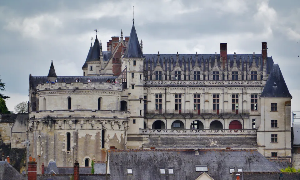 Le château royal d’Amboise, distinct du Clos Lucé.