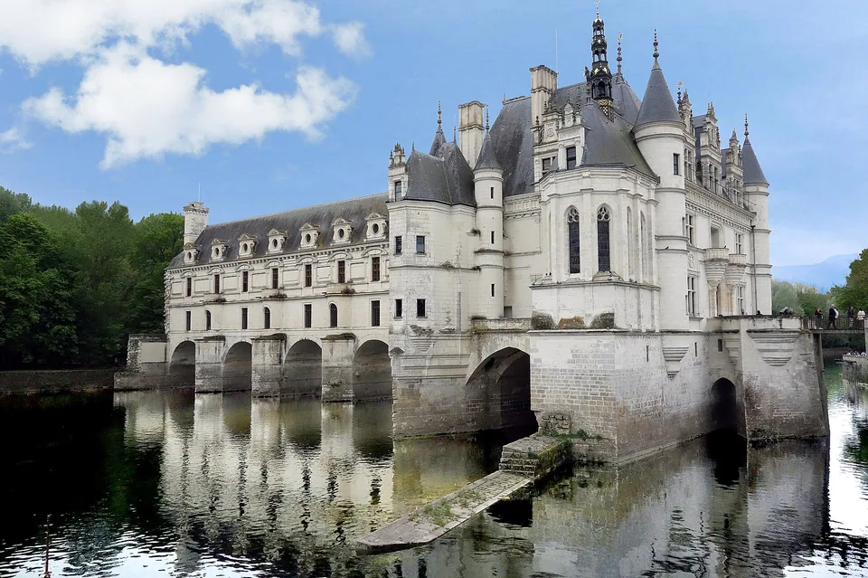 Le château de Chenonceau au-dessus du Cher.